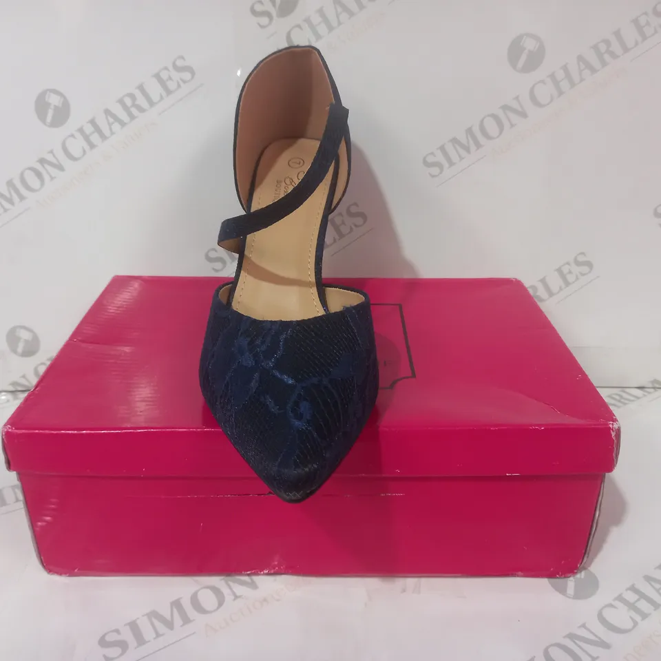 BOXED PAIR OF SHOE BOX BOUTIQUE POINTED TOE HEELED SHOES IN BLACK/BLUE SIZE 7