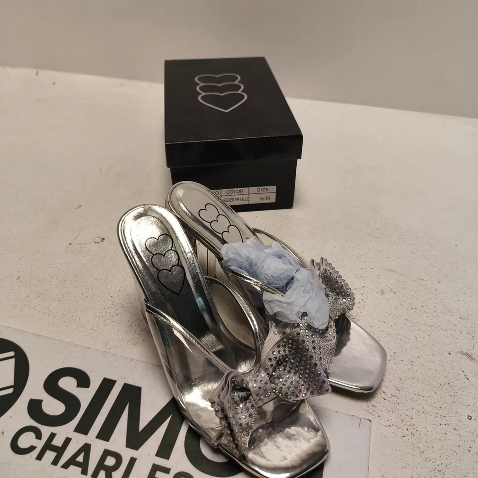 WOMEN'S SILVER METALLIC HIGH-HEELED SANDALS WITH CRYSTAL BOW – UK 6 (EU 39)