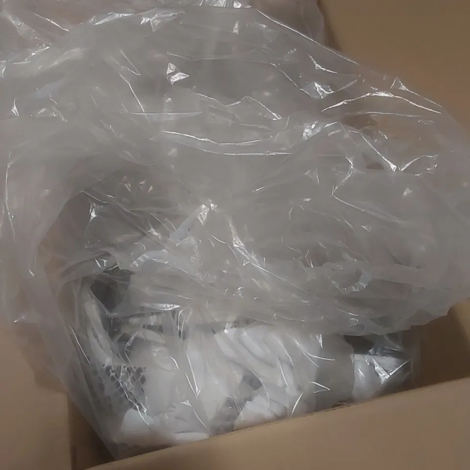 BOX TO CONTAIN A LARGE QUANTITY OF BRAND NEW PAIRS OF BISSINI CYCLING SOCKS - WHITE // 1 PAIR PER PACK