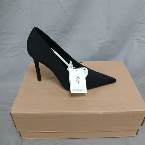 BOXED PAIR OF STRADIVARIUS HIGH HEELED COURT SHOES IN BLACK - 6