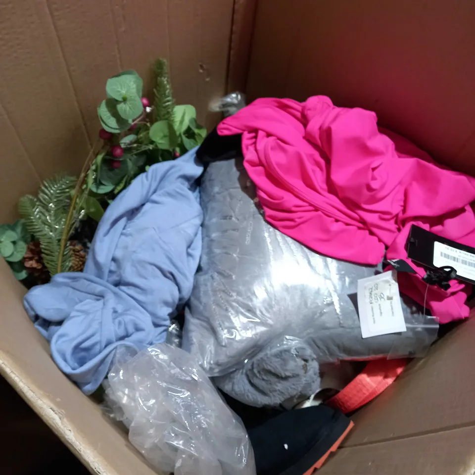 BOX OF APPROXIMATELY 20 ASSORTED ITEMS TO INCLUDE FAUX PLANTS, BAGS, SHOES, CLOTHES ETC