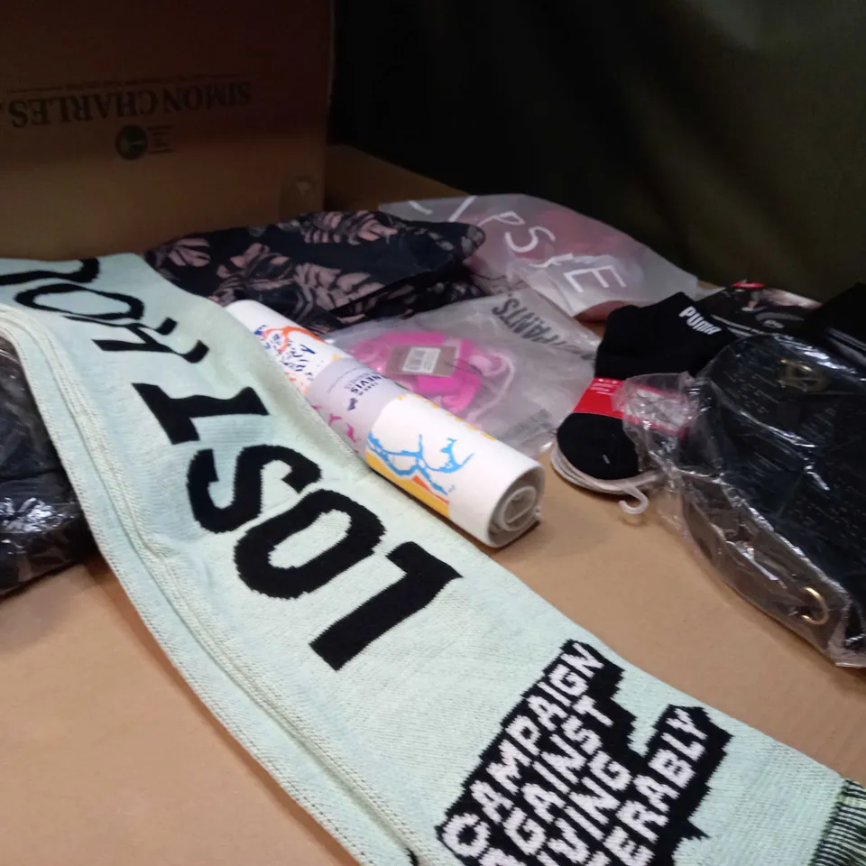 LOT OF APPROX. 15 ASSORTED CLOTHING ACCESSORIES  IN VARYING SIZES/COLOURS/STYLES TO INCLUDE: HANDBAGS, SWIMWEAR, SOCKS