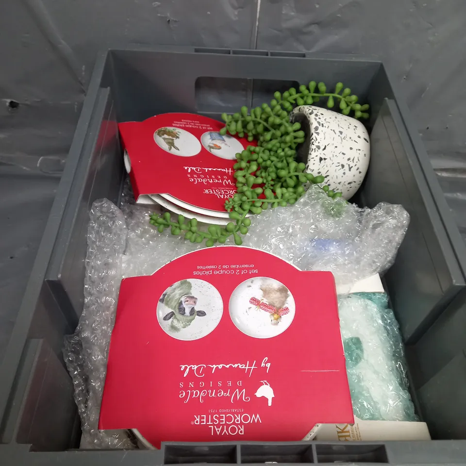 APPROXIMATELY 12 ASSORTED HOUSEHOLD ITEMS TO INCLUDE PLATES , MUGS , ETC 