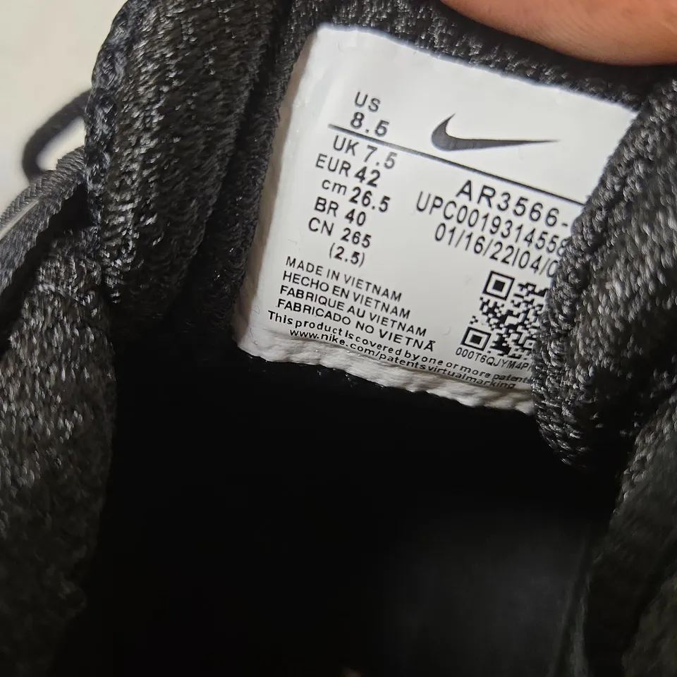 NIKE SHOX SNEAKERS – BLACK, US 8.5 (UK 7.5) 
