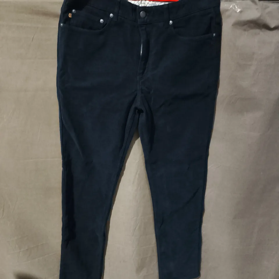 2 PARS OF SPOKE MEN'S JEANS, DARK NAVY, WAIST 33 (BUILD B)