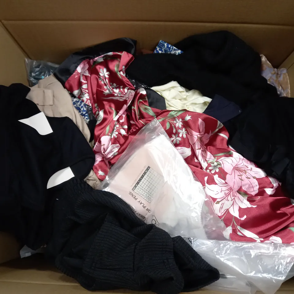 BOX OF APPROXIMATELY 25 ASSORTED CLOTHING ITEMS TO INCUDE - SPORTS BRA , PANTS , TROUSERS ETC
