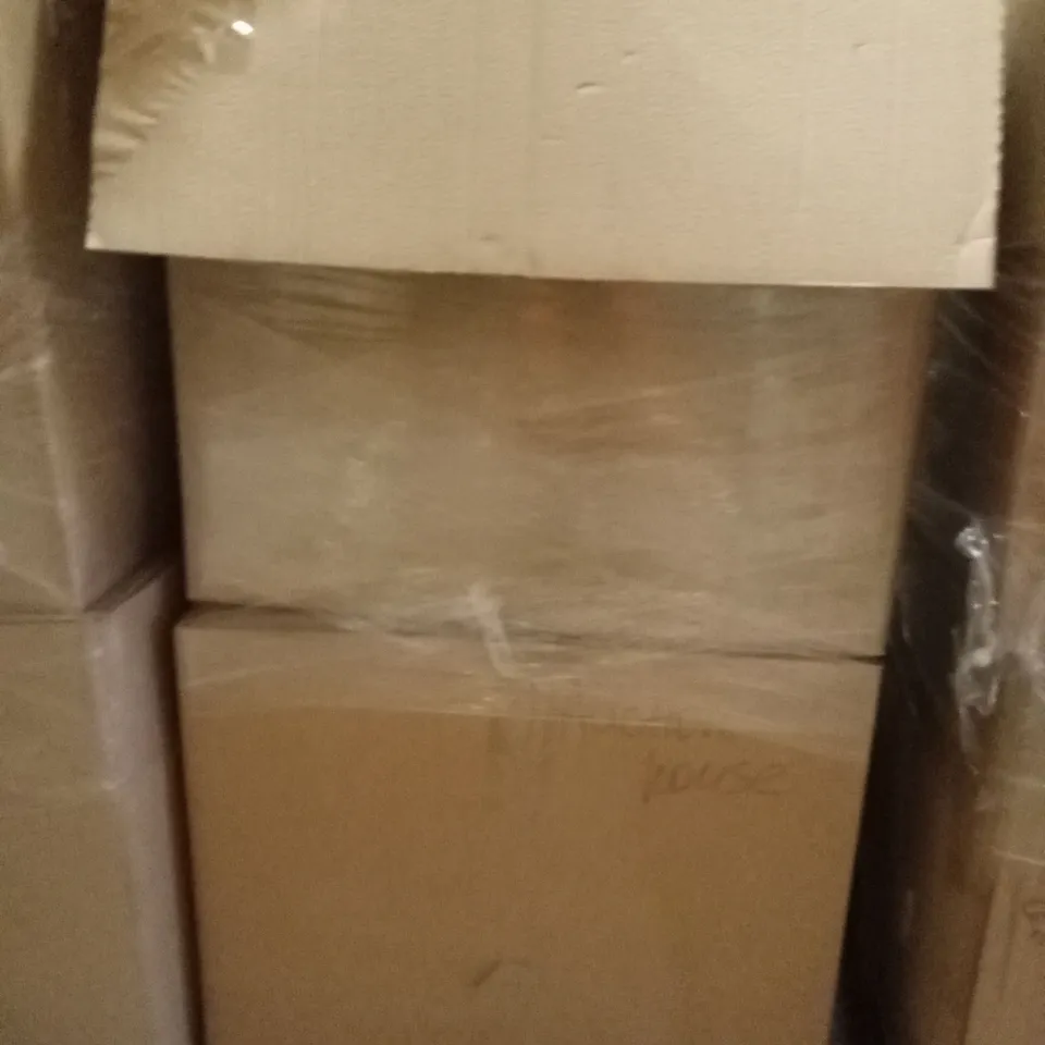 PALLET CONTAINING A LARGE QUANTITY OF PILLOWS