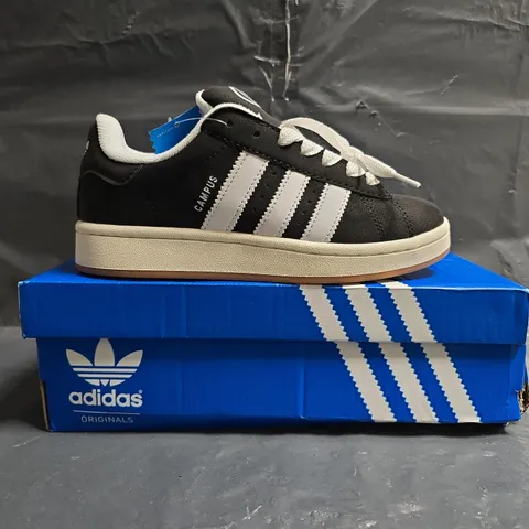 BOXED PAIR OF ADIDAS CAMPUS 00S TRAINERS IN BLACK/WHITE SIZE UK 5