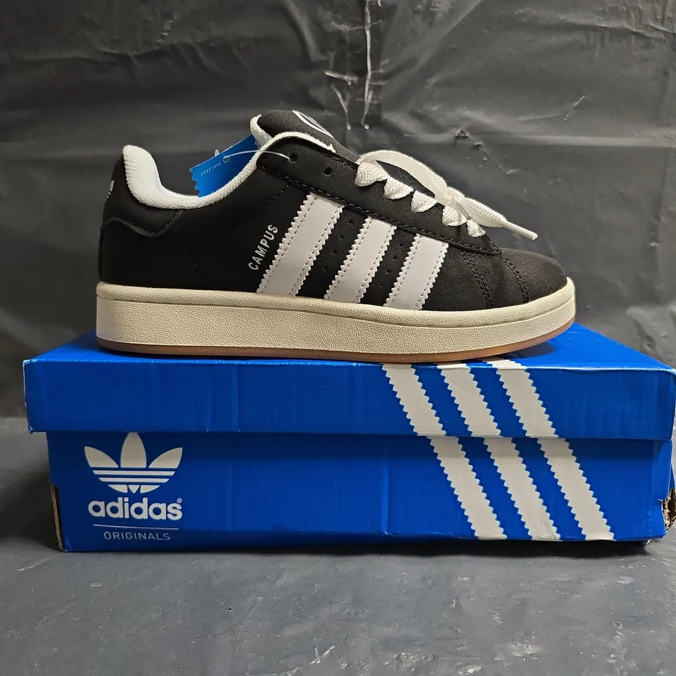 BOXED PAIR OF ADIDAS CAMPUS 00S TRAINERS IN BLACK/WHITE SIZE UK 5