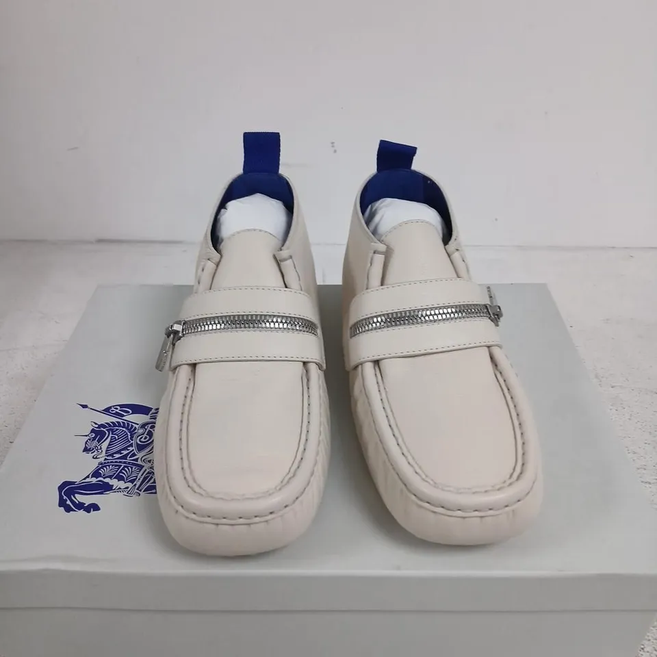 BURBERRY LEATHER BABY SHOES – WHITE WITH BLUE TRIM, ZIP DETAIL (EU 40 / UK 6)