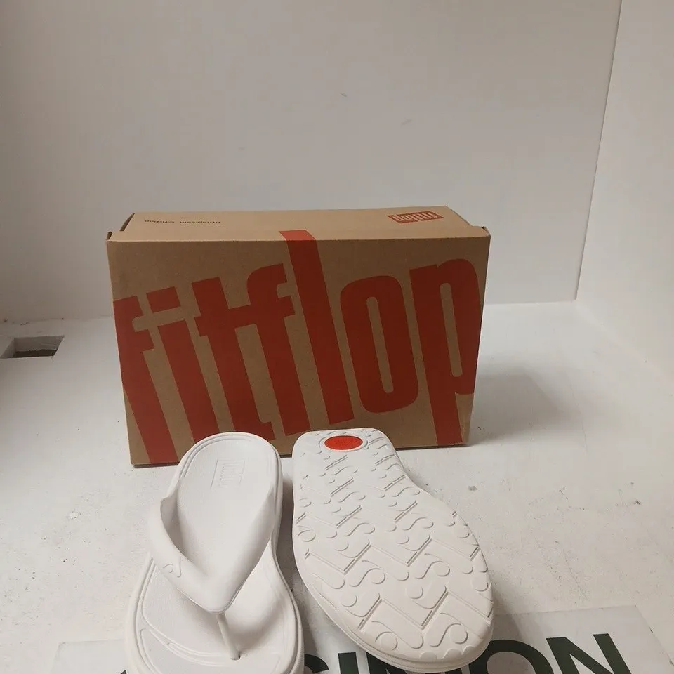 FITFLOP RELIEFF RECOVERY TOE-POST SANDALS – URBAN WHITE, UK 8 (EU 42, US 10)
