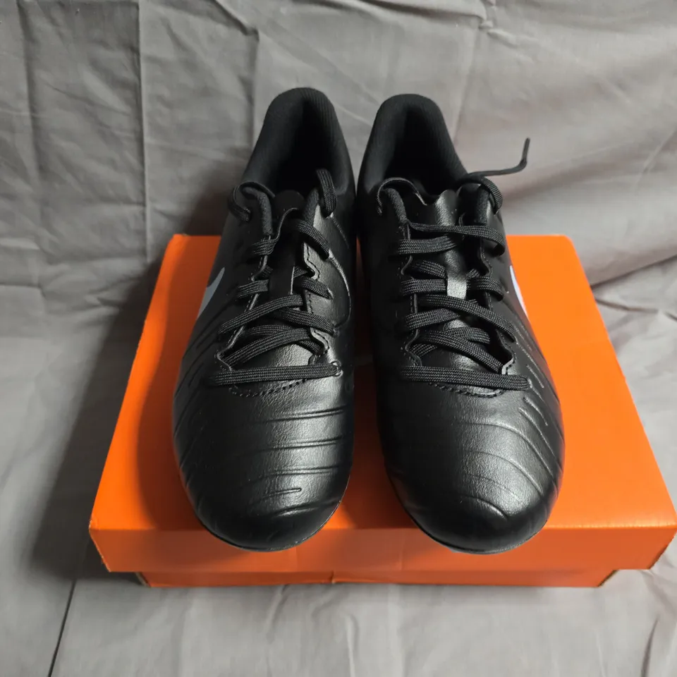 BOXED PAIR OF NIKE JR LEGEND CLUB FOOTBALL BOOTS - UK SIZE 4 - KIDS 