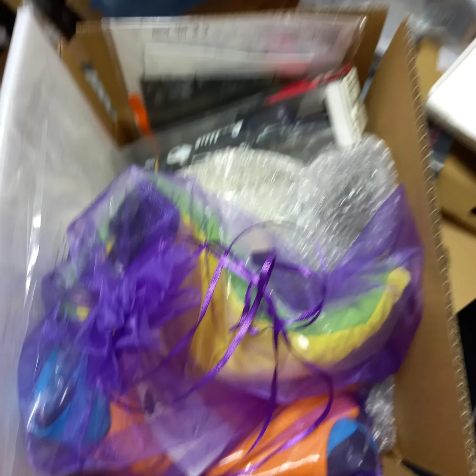 APPROXIMATELY 7 ASSORTED PRODUCTS TO INCLUDE; HALLOWEEN NUTCRACKER, ONLY GAMES DM STASH, HALLOWEEN SCREAM MAKE YOUR OWN SKELETON DECORATION