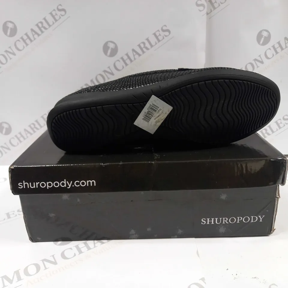 BOXED PAIR OF SHUROPODY PENN LOAFERS UK SIZE 6 