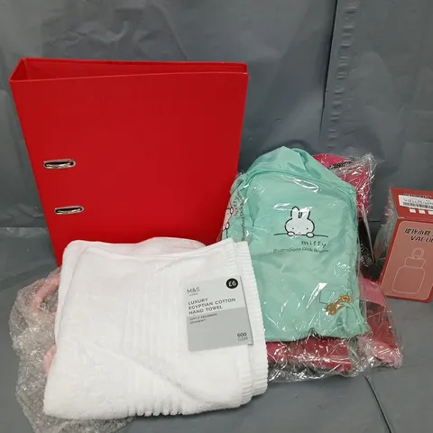 APPROXIMATELY 22 ASSORTED HOUSEHOLD ITEMS TO INCLUDE A4 BINDER, LUXURY HAND TOWEL, VACUUM BOTTLE, ETC