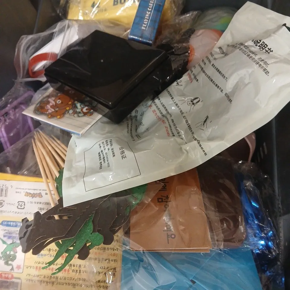 APPROXIMATELY 10 ASSORTED TOYS AND GAMES TO INCLUDE SQUISH TOY, PUZZLE SET, SKETCH PAD ETC 