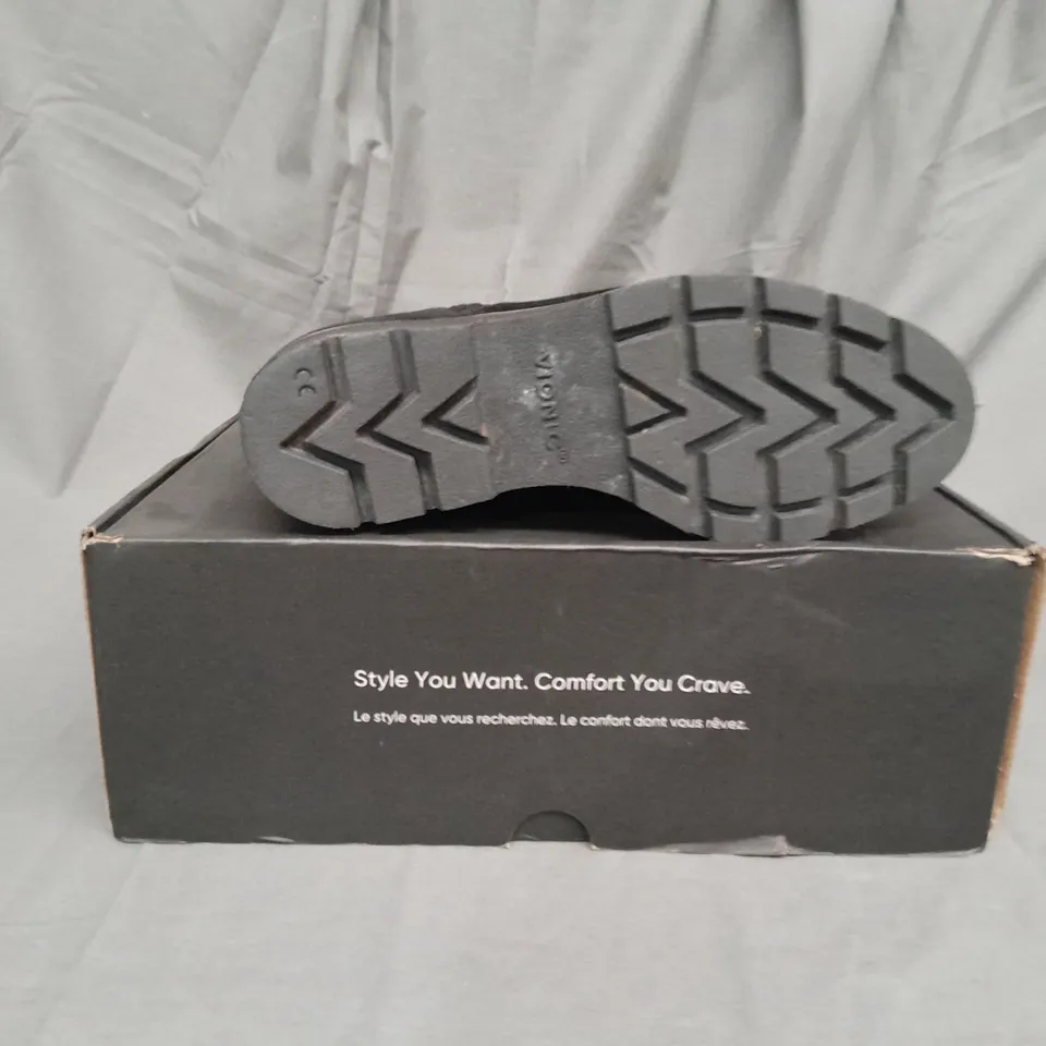 BOXED PAIR OF VIONIC ASTER BOOTS IN BLACK SIZE 9