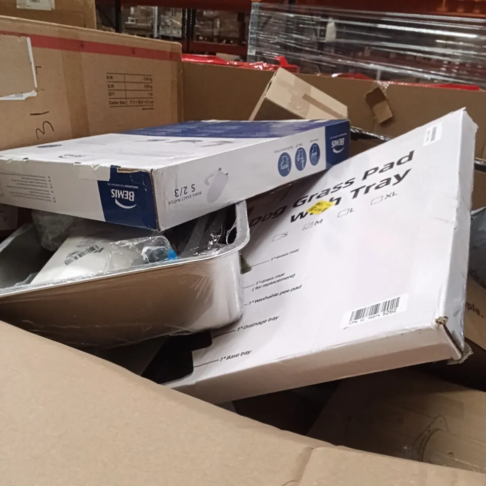PALLET OF ASSORTED ITEMS TO INCLUDE - TOILET SEAT, STEEL TRAY, DOG GRASS PAD WITH REST