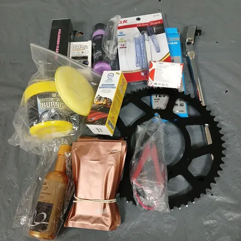 APPROXIMATELY 15 ASSORTED CAR ACCESSORIES TO INCLUDE SHIMANO CHAIN - CAR DOOR GUARDS - TUBEER BURNISHING - ETC