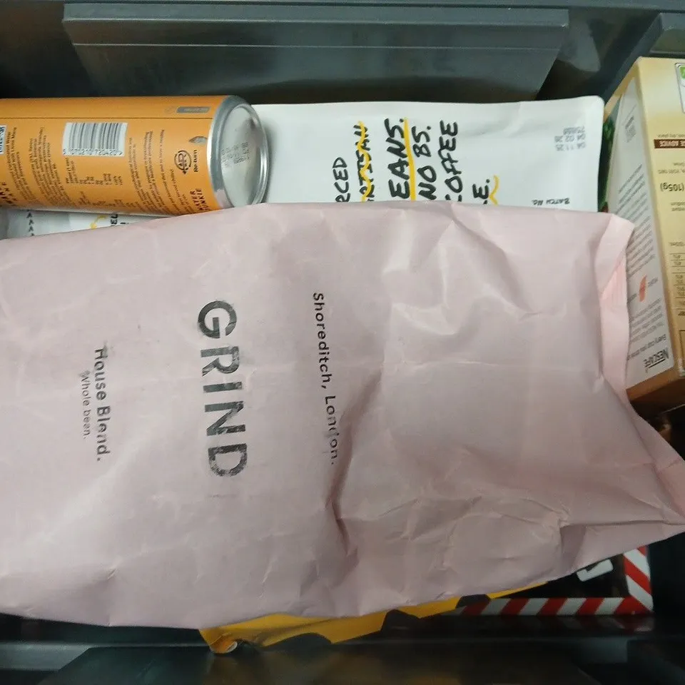 APPROXIMATELY 8 ASSORTED FOOD & DRINK ITEMS TO INCLUDE GRIND HOUSE BLEND WHOLE BEAN, NATURALEBIO MATCHA, JAGGERY POWDER, ETC - COLLECTION ONLY
