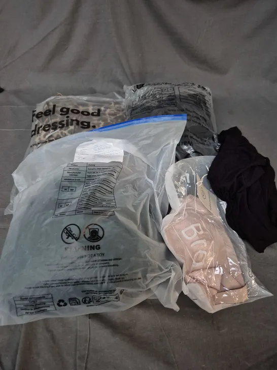 Lot 1110: APPROXIMATELY 30 ASSORTED CLOTHING ITEMS IN VARIOUS SIZES ...
