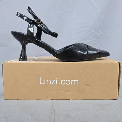 BOXED PAIR OF LINZI POINTED TOE LOW HEEL SANDALS IN BLACK SIZE 7