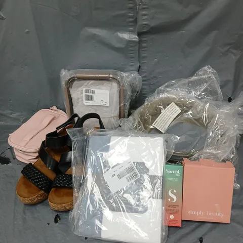 BOX OF APPROX 15 ASSORTED HOUSEHOLD ITEMS TO INCLUDE - TILI NAIL KIT - PILLOWCASES - LOCK & LOCK TUPPERWARE - ETC