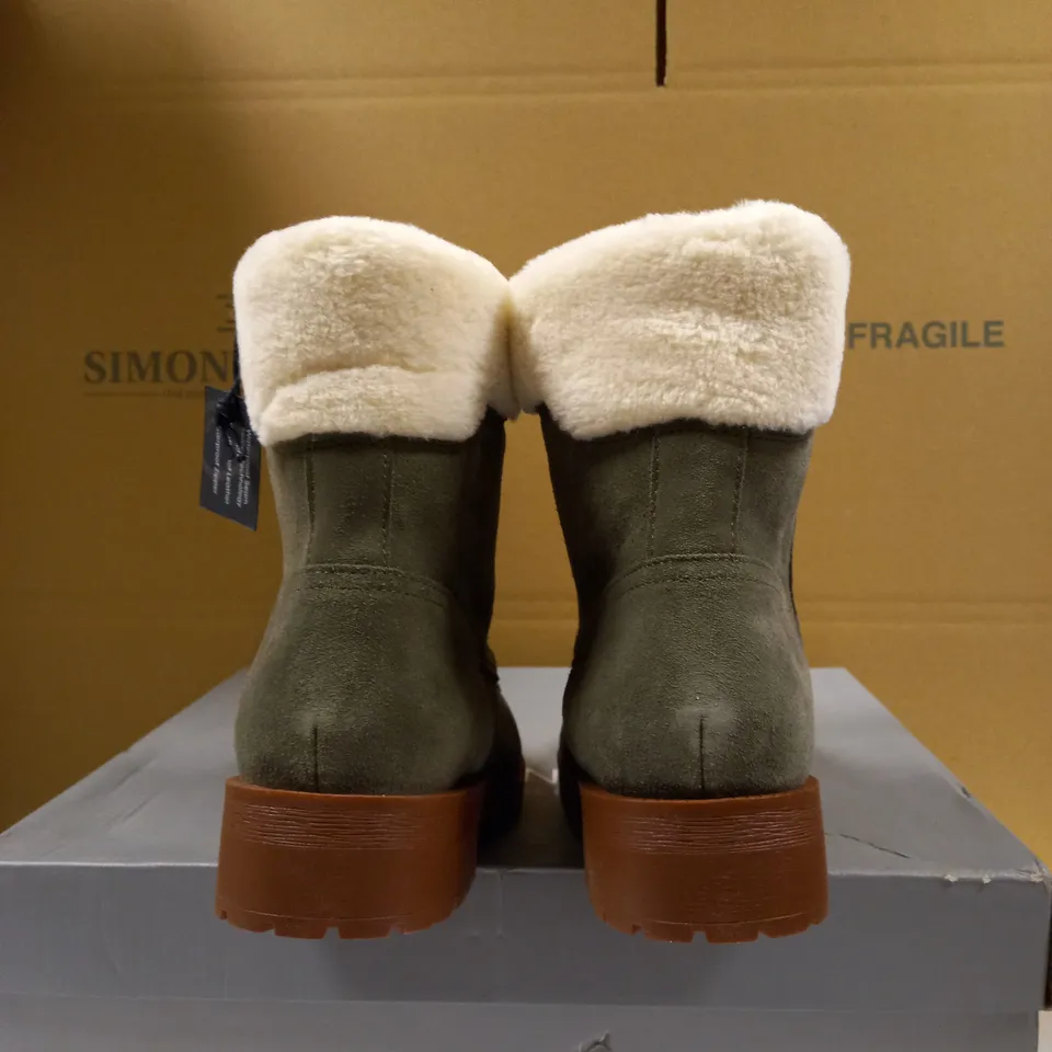 VIONIC OLIVE ZOE HIKER ANKLE BOOTS - SIZE 6.5