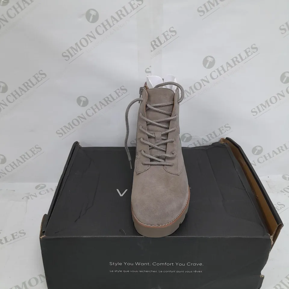VIONIC LARSON LACE UP BOOT SIZE 5