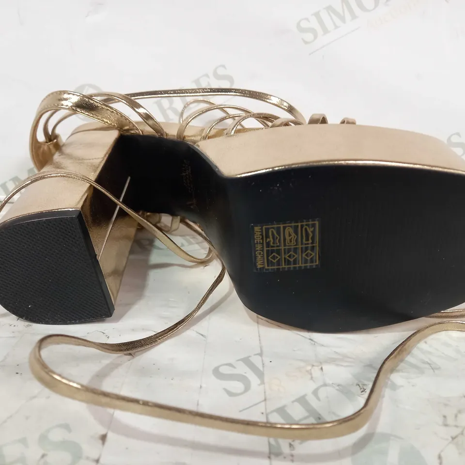 BOXED PAIR OF PRETTY LITTLE THING OPEN TOE PLATFORM BLOCK HEELS IN METALLIC GOLD UK SIZE 5