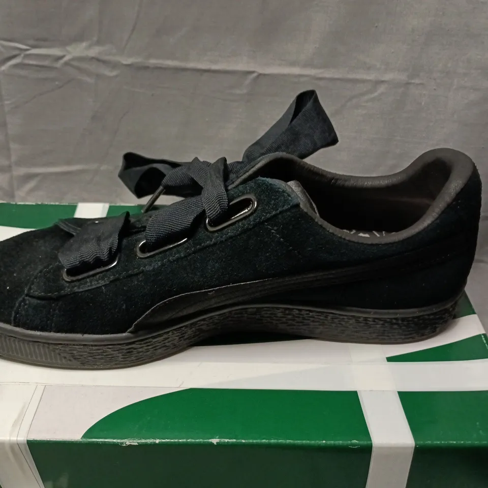 PUMA SUEDE TRAINERS IN BLACK - UK 7