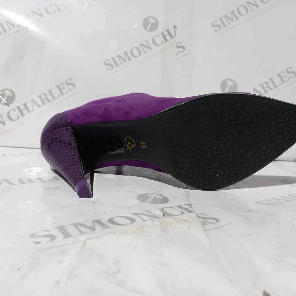 BOXED PAIR OF DANNII MINOGUE UPTOWN SUEDE BOOTS IN PURPLE UK SIZE 5