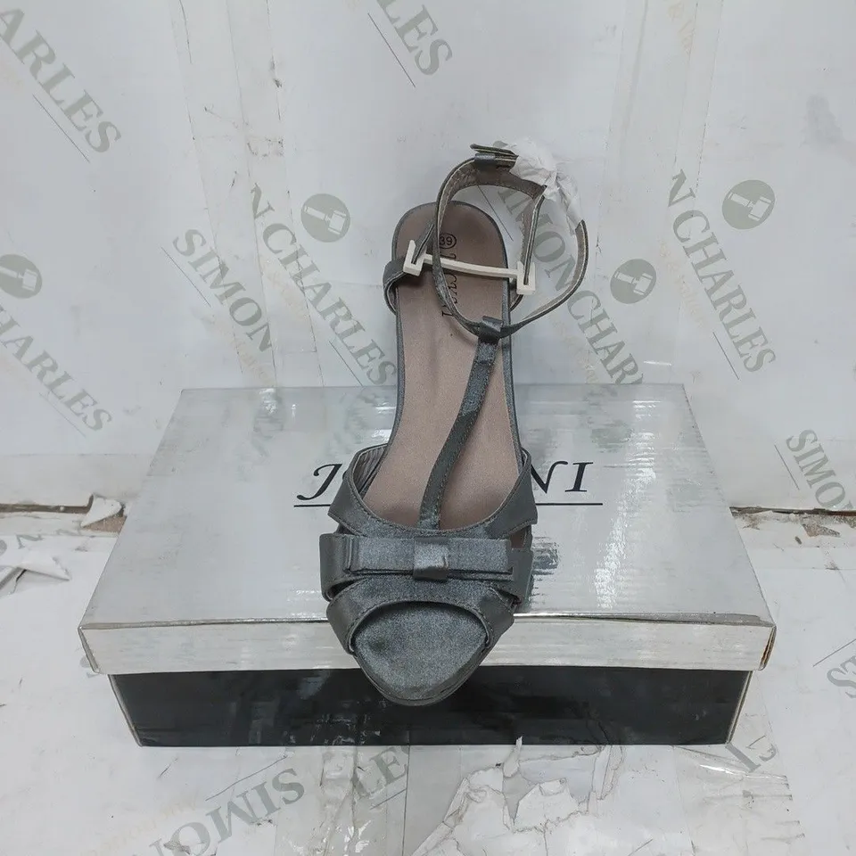 LOT OF 12 PAIRS OF JECKNI LADIES SANDALS