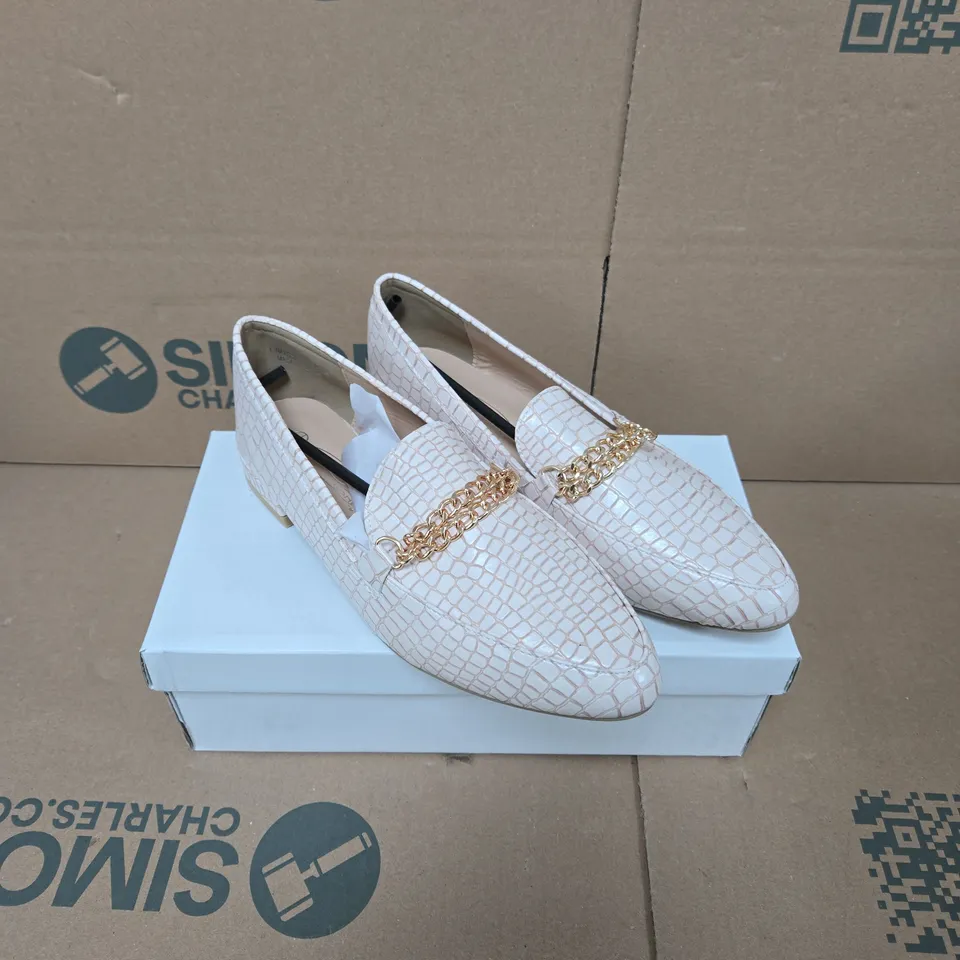 SPOT ON WOMEN'S NUDE CROC-EFFECT CHAIN DETAIL LOAFERS – UK SIZE 5