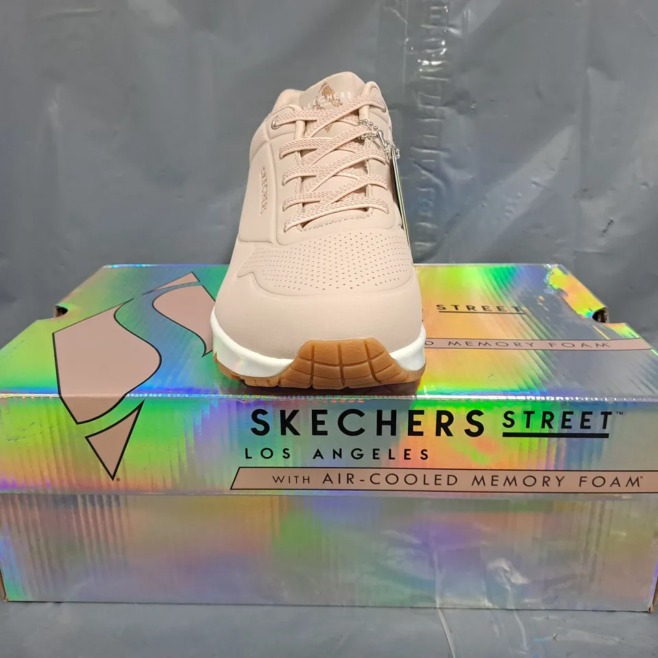 BOXED PAIR OF SKECHERS WOMEN'S SHOES IN PALE PINK/ROSE GOLD SIZE UK 7