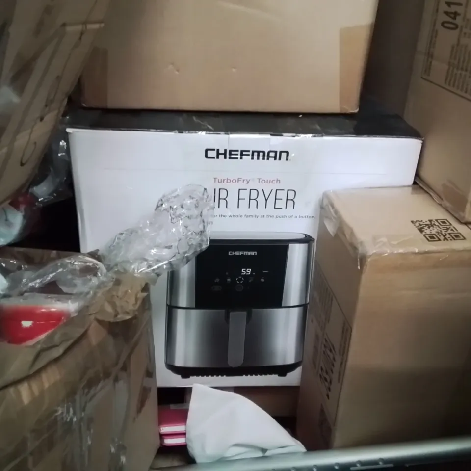 PALLET OF ASSORTED ITEMS TO INCLUDE: AIRFRYER, AUDIO TURNTABLE, BOXES OF POCKET DIARIES, WONDER CHEF PAN, LARGE RUG ECT
