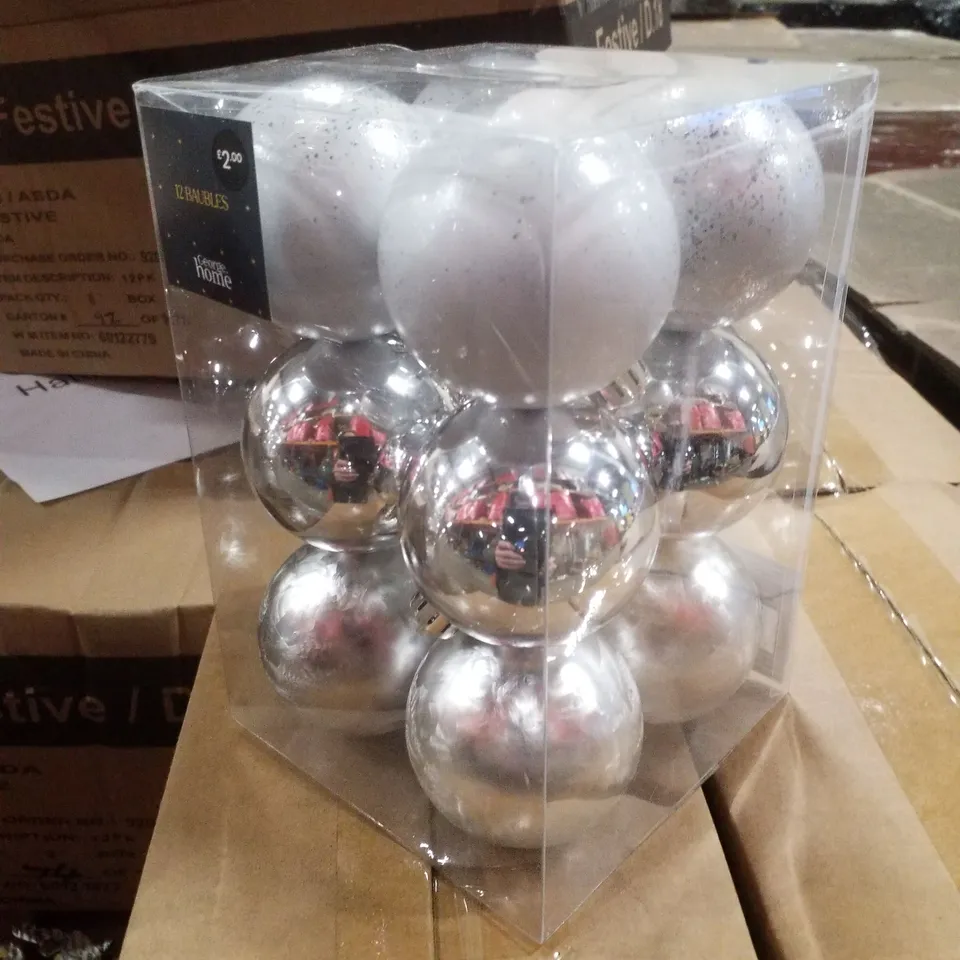 PALLET CONTAINING APPROXIMATELY 78 BOXES OF 10 BRAND NEW CHRISTMAS CARD PACKS & 5 BOXES OF 8 BRAND NEW SILVER BAUBLE SETS