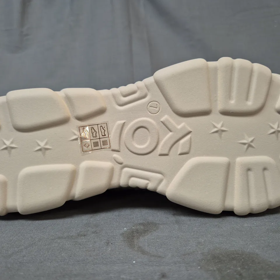 BOXED PAIR OF KOI FLAMMA MICROFIBRE CHUNKY SHOES IN CREAM UK SIZE 7