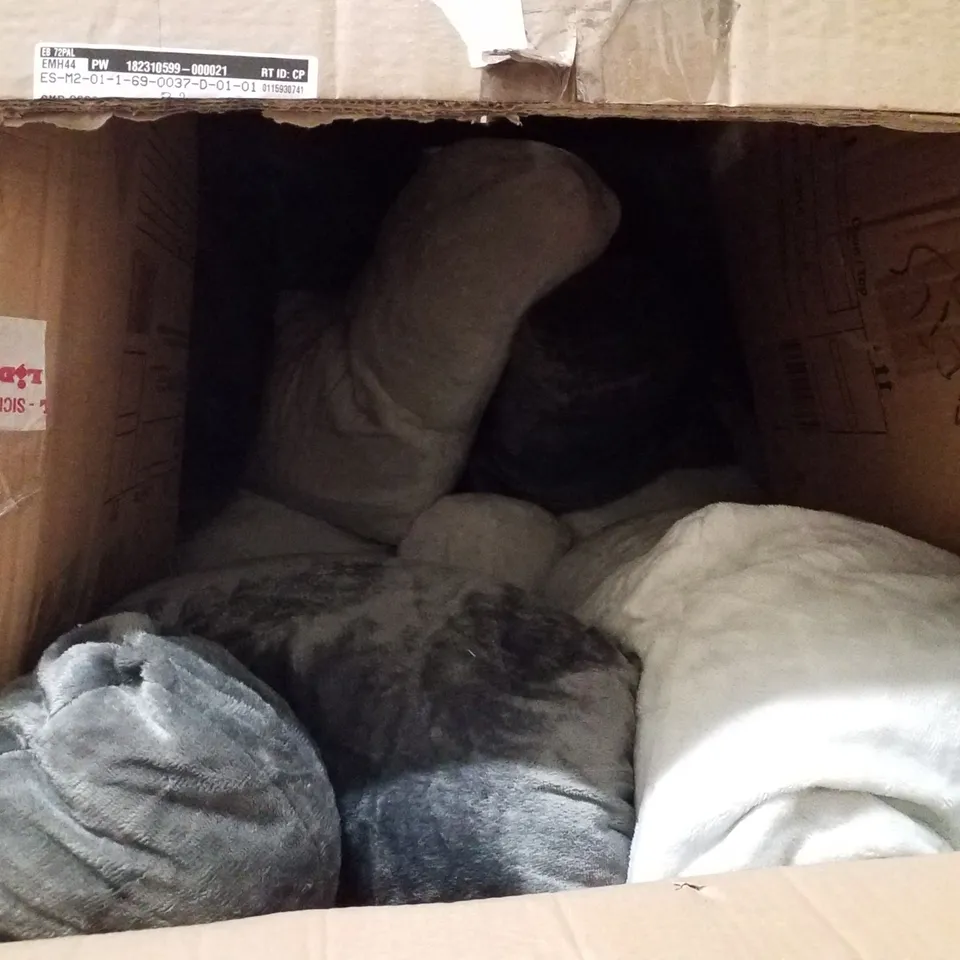 PALLET OF 2 BOXES CONTAINING BACKREST PILLOWS & HOME DRAFT STOPPERS