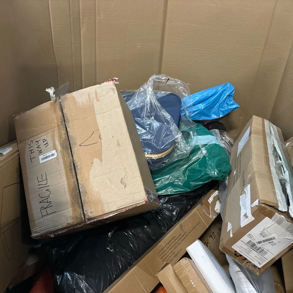 PALLET OF ASSORTED CONSUMER PRODUCTS TO INCLUDE: GAMING CHAIR, BUGGY BOARD, ROLLER BLIND, RETRACTABLE BABY GATE, TOILET SEATS ECT