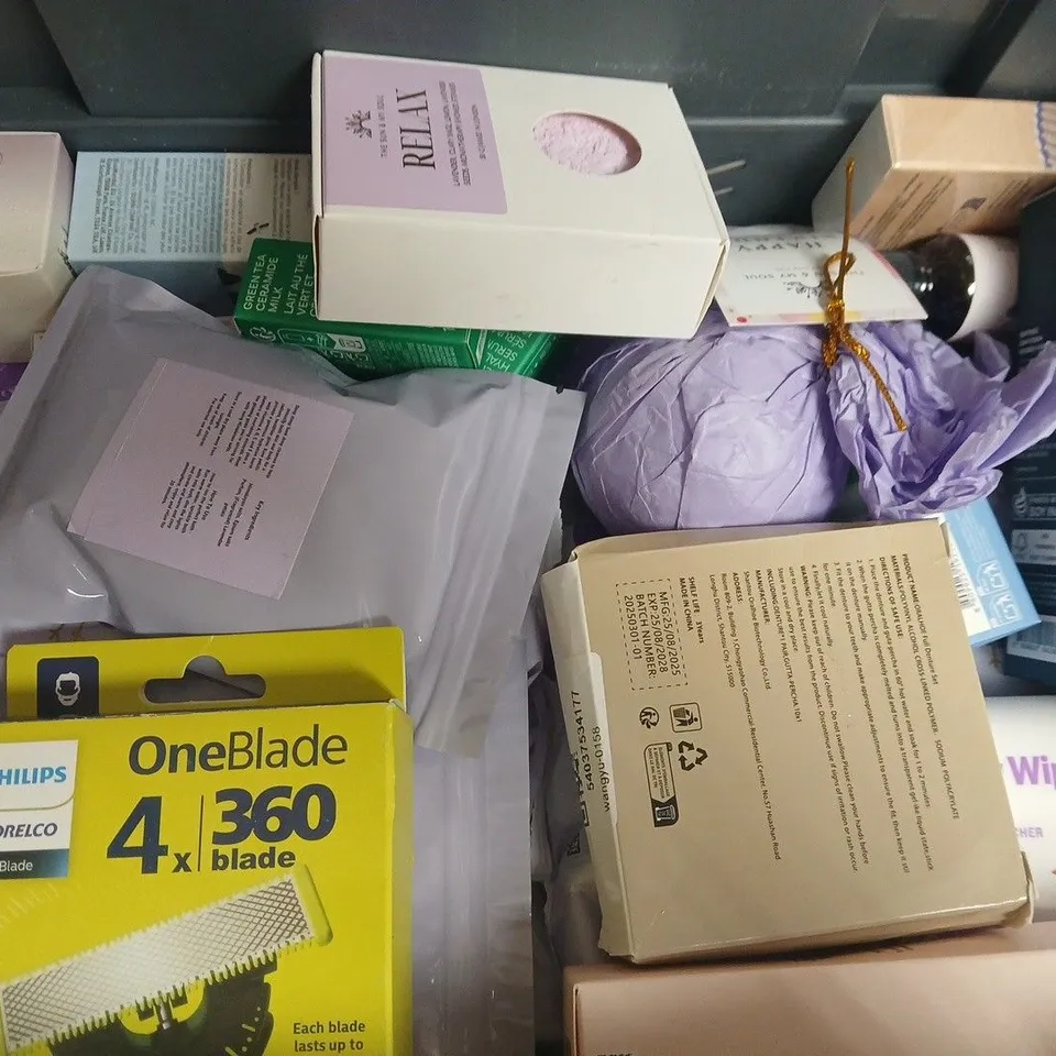 APPROXIMATELY 15 ASSORTED HEALTH & BEAUTY PRODUCTS TO INCLUDE PHILIPS ONE BLADE HEADS, HYDRO FIRMING CREAM, LANEIGE, ETC - COLLECTION ONLY