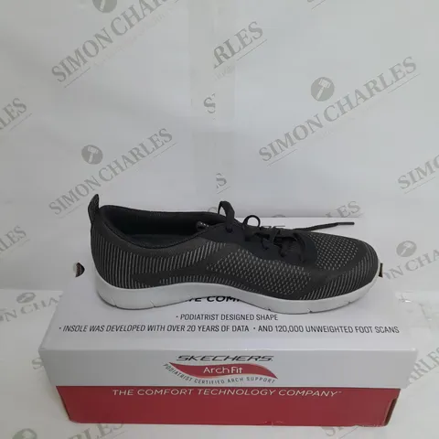 UNBOXED PAIR OF SKECHERS ARCH FIT TRAINERS IN BLACK SIZE 6
