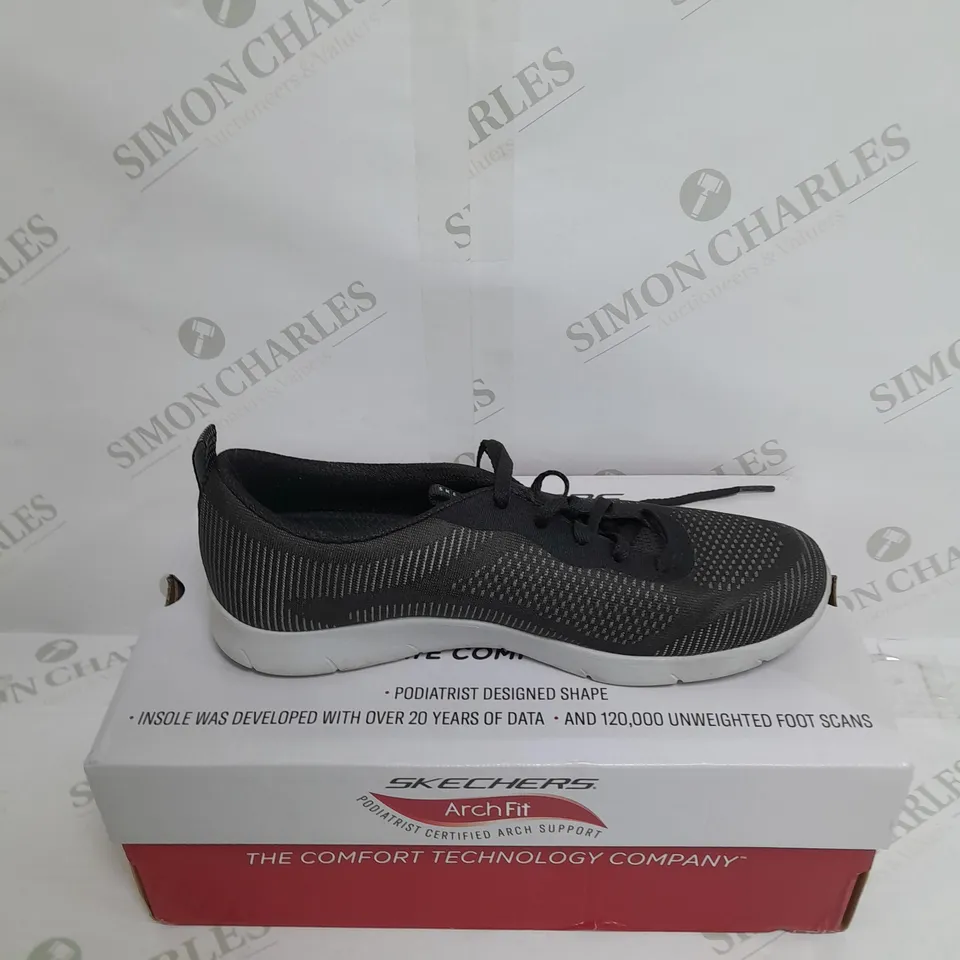 UNBOXED PAIR OF SKECHERS ARCH FIT TRAINERS IN BLACK SIZE 6