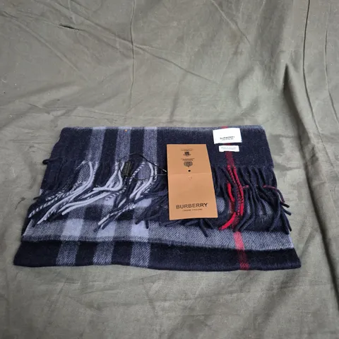 BURBERRY CASHMERE SCARF IN NAVY/RED