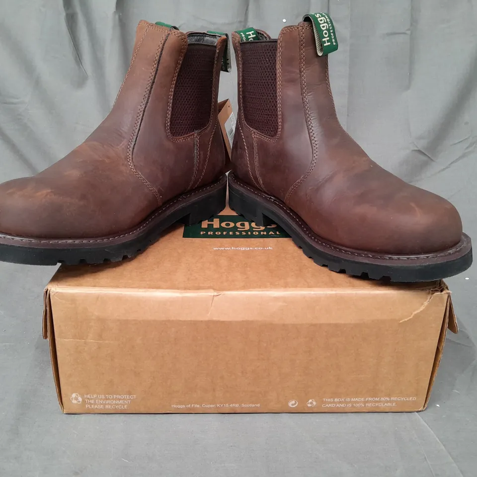 BOXED PAIR OF HOGGS WATERPROOF SHIRE PRO DEALER BOOTS IN BROWN EU SIZE 41