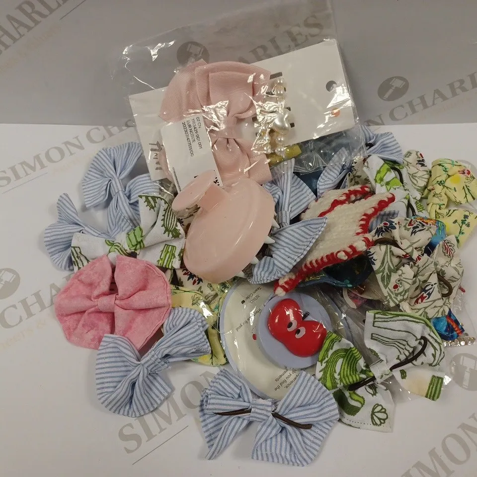 APPROXIMATELY 20 ASSORTED HAIR ACCESSORIES TO INCLUDE HAIRBANDS AND HAIRCLIPS   