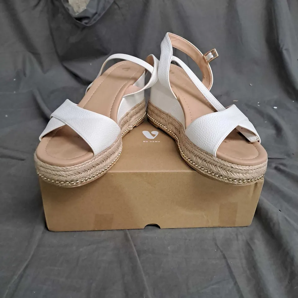 V BY VERY WEDGE SANDALS WHITE SIZE 5