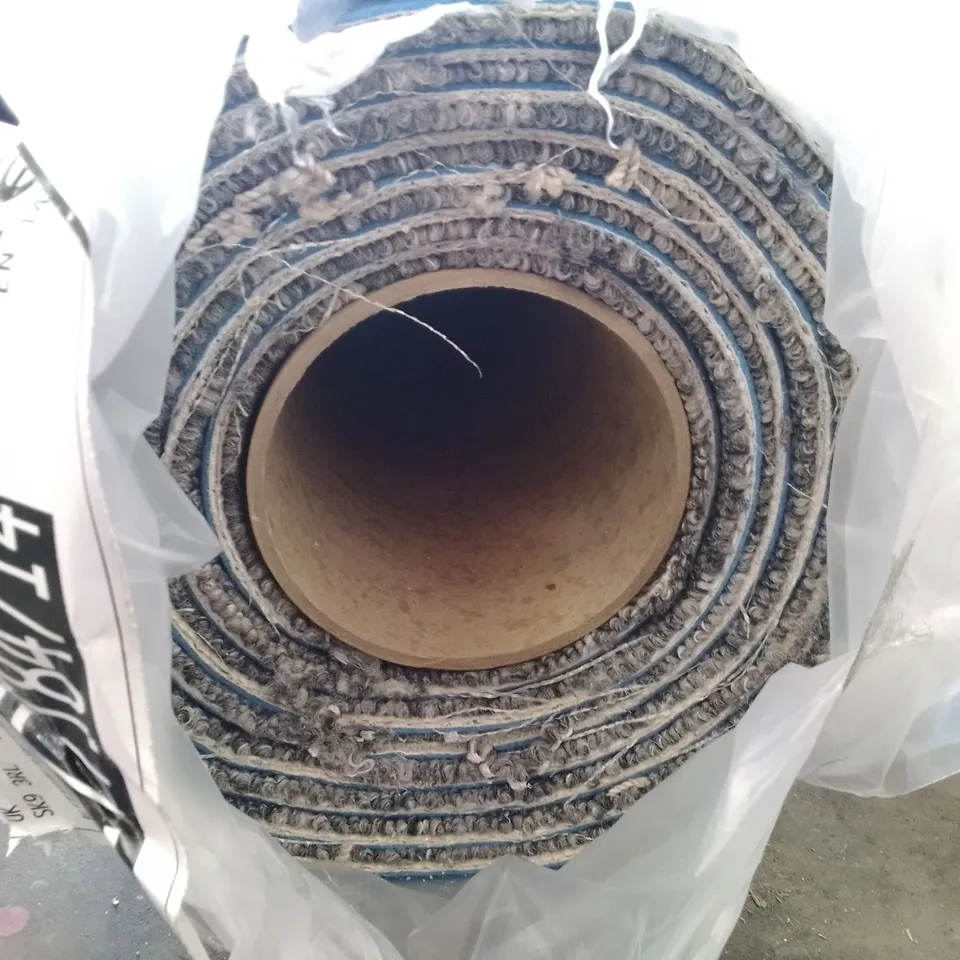 ROLL OF QUALITY GALA UT URBAN CHIC CARPET APPROXIMATELY 4.3X5M