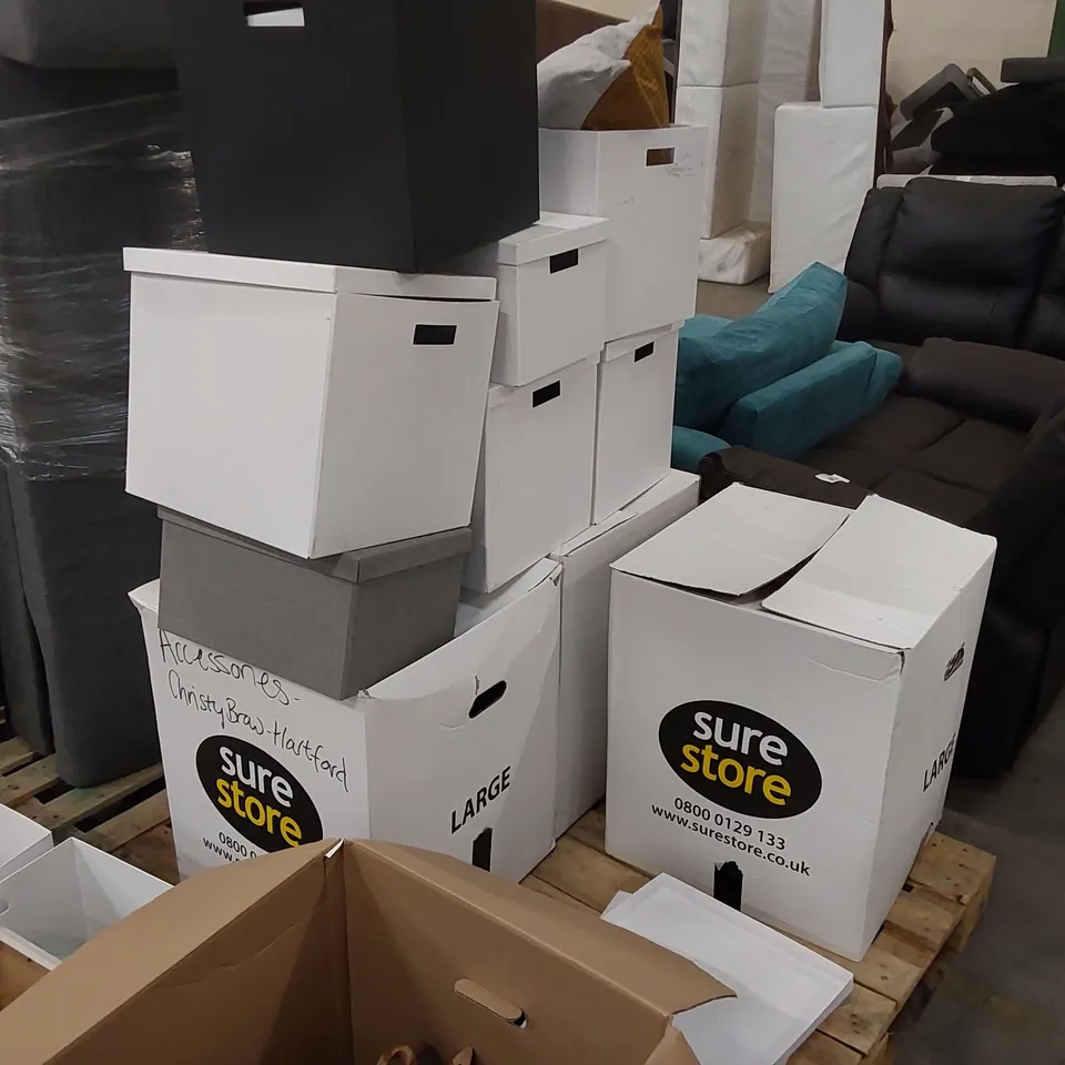 PALLET OF ASSORTED HOMEWARE SHOWROOM DECORATION FURNISHINGS INCLUDING: VASES, SCENTED CANDLES, SMALL MIRROR, CUSHIONS ECT