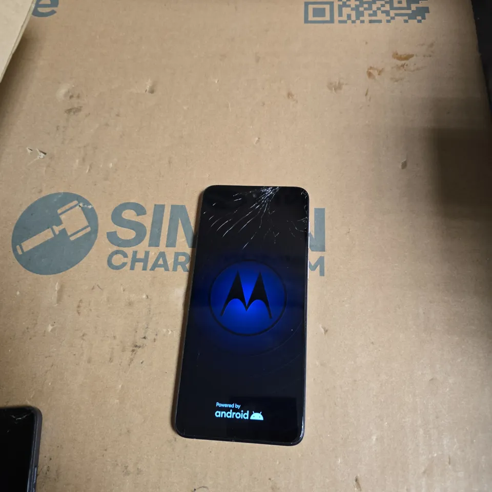 MOTOROLA  SMARTPHONE – CRACKED SCREEN 